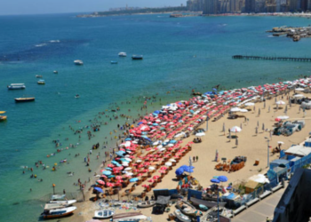 المصطافين على شواطئ البحر الأبيض