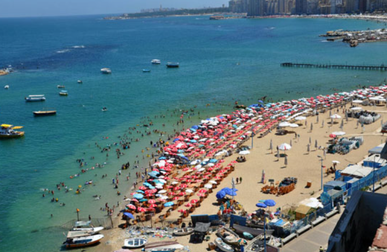 المصطافين على شواطئ البحر الأبيض