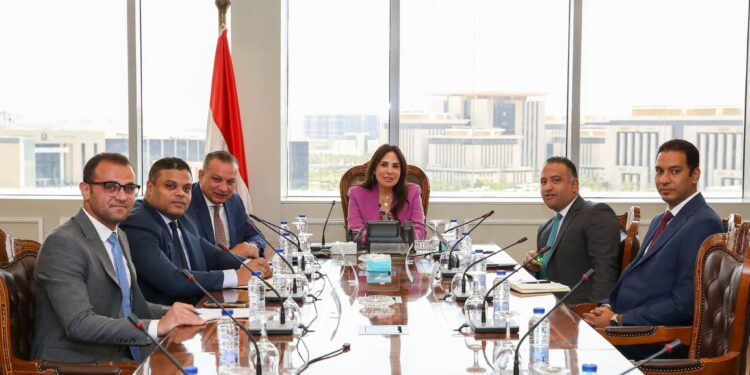 وزيرة الإسكان تستعرض رؤية أصول وموارد الدولة لدعم الاستثمار السياحي بمناطق الجمهورية