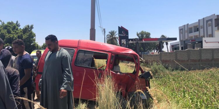 إصابة 4 أشخاص في تصادم سيارتين بطريق سوهاج نجع حمادي