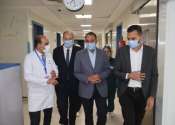 محافظ سوهاج يتفقد مستشفى طهطا العام ويفتتح معرضًا للمستلزمات المدرسية بتخفيضات تصل إلى 40%