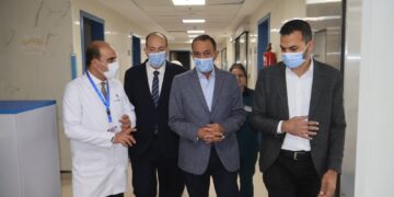 محافظ سوهاج يتفقد مستشفى طهطا العام ويفتتح معرضًا للمستلزمات المدرسية بتخفيضات تصل إلى 40%