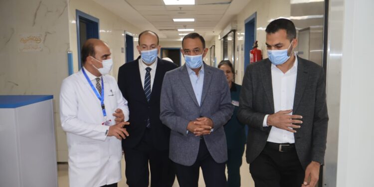 محافظ سوهاج يتفقد مستشفى طهطا العام ويفتتح معرضًا للمستلزمات المدرسية بتخفيضات تصل إلى 40%