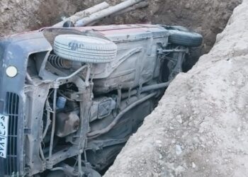 إصابة قائد سيارة بعد انقلابها داخل حفرة صرف صحي في سوهاج