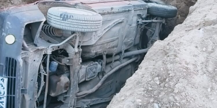 إصابة قائد سيارة بعد انقلابها داخل حفرة صرف صحي في سوهاج