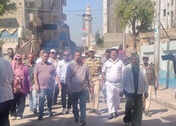 خطة إعادة الانضباط.. إزالة إشغالات الشوارع الحيوية بالمراغة وتحرير محاضر فورية للمخالفين