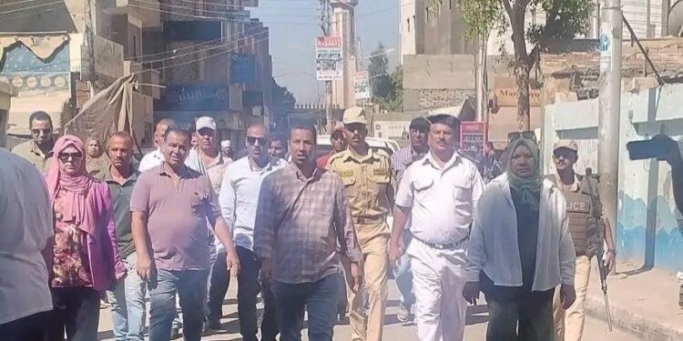 خطة إعادة الانضباط.. إزالة إشغالات الشوارع الحيوية بالمراغة وتحرير محاضر فورية للمخالفين