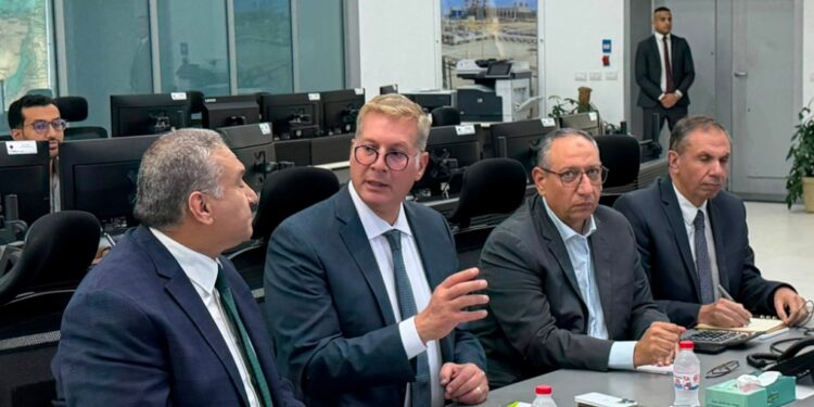 وزير البترول  يتابع من مركز التحكم  انتظام إمدادات الغاز وتأمين احتياجات السوق