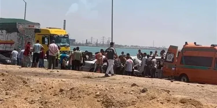 انفجار الإطار الخلفي لإحدى المركبتين يتسبب في حادث تصادم “الدواويس” بالإسماعيلية