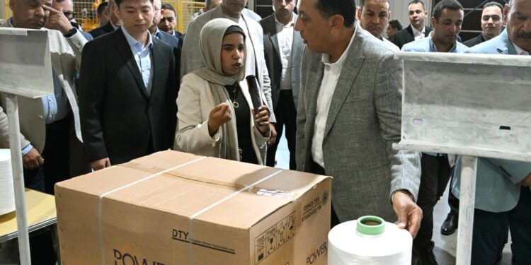رئيس الوزراء ووزير الصناعة وجانب من الافتتاح