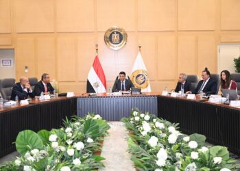 المهندس خالد هاشم وزير الصناعة وجانب من الاجتماع