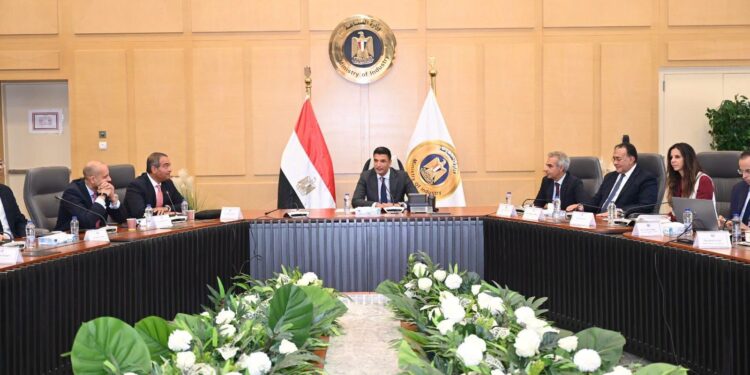 المهندس خالد هاشم وزير الصناعة وجانب من الاجتماع