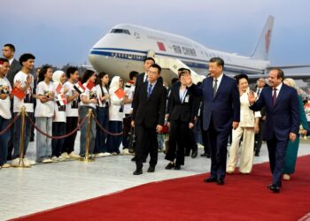 السيسي يستقبل الرئيس الصيني شي جين بينج في مطار القاهرة
