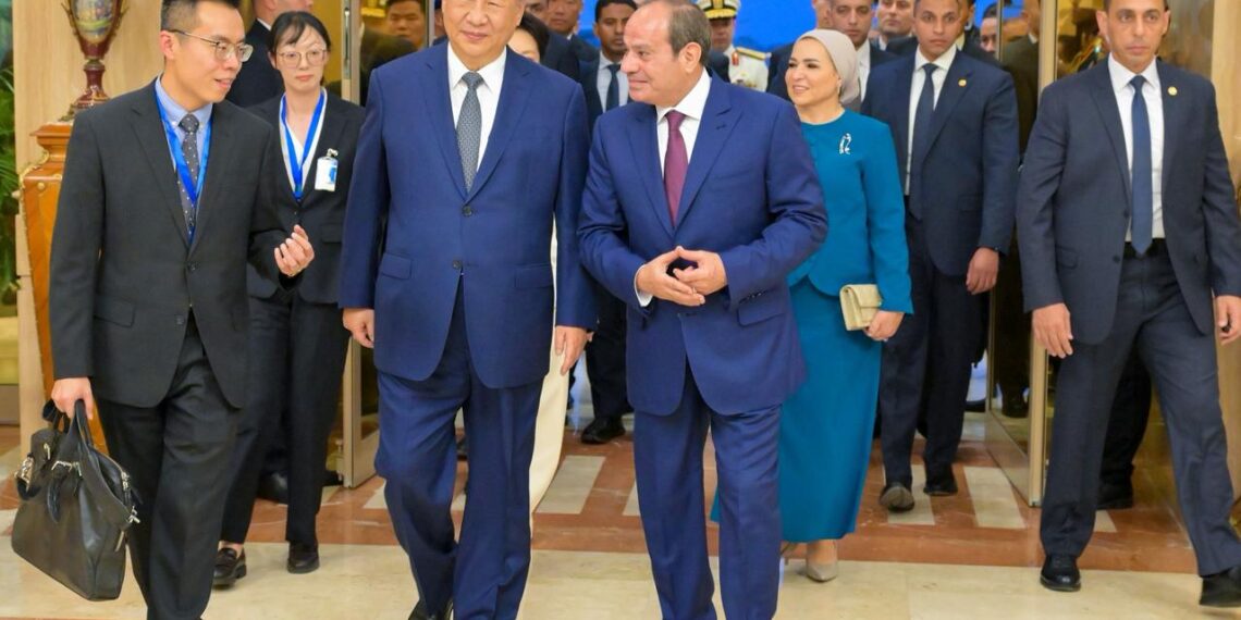 السيسي يستقبل الرئيس الصيني شي جين بينج في مطار القاهرة