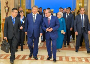 السيسي يستقبل الرئيس الصيني شي جين بينج في مطار القاهرة