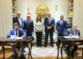 وزيرا البيئة والتنمية المحلية وجانب من توفيع الاتفاق