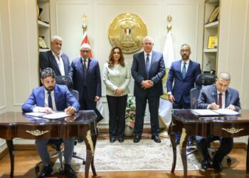 وزيرا البيئة والتنمية المحلية وجانب من توفيع الاتفاق