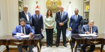وزيرا البيئة والتنمية المحلية وجانب من توفيع الاتفاق