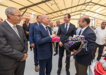 محافظ القاهرة وجانب من المعرض