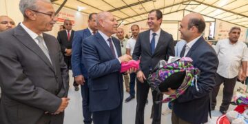 محافظ القاهرة وجانب من المعرض