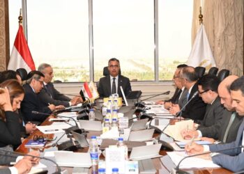 وزير التموين وجانب من الاجتماع