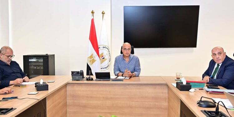الدكتور هانى سويلم وزير الرى وجانب من الاجتماع