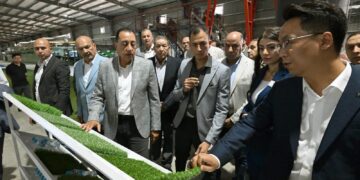 رئيس الوزراء وجانب من الجولة