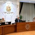 رئيس الوزراء وجانب من اجتماع الحكومة