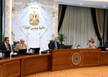 رئيس الوزراء وجانب من اجتماع الحكومة