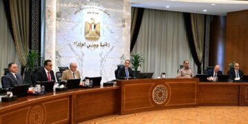 رئيس الوزراء وجانب من اجتماع الحكومة