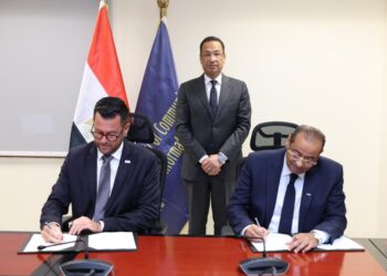 وزير الاتصالات وتكنولوجيا المعلومات وجانب من التوقيع