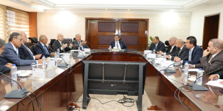 وزير الزراعة وجانب من الاجتماع