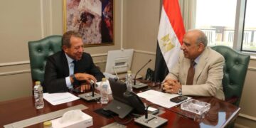 الدكتور محمود عصمت وزير الكهرباء وجانب من اللقاء