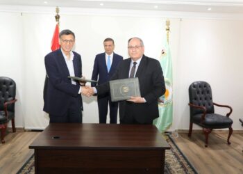 وزير الزراعة وجانب من توقيع البروتوكول