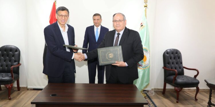وزير الزراعة وجانب من توقيع البروتوكول