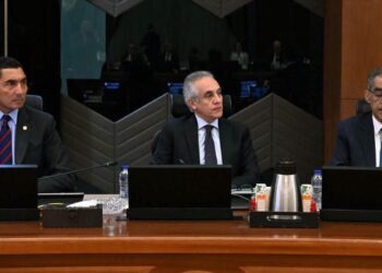 وزير الشباب والرياضة وجانب من الاجتماع