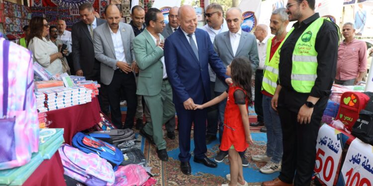 محافظ القاهرة يفتتح معرض «مدارس ومستلزمات البيت المصرى» بحى شبرا .. صور