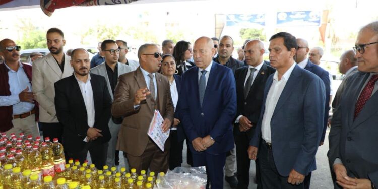 محافظ القاهرة يفتتح معرضي “أهلًا مدارس والسلع الغذائية” بحى السلام أول بمشاركة حزب حماة وطن .. صور