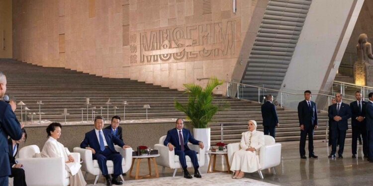 الرئيس عبد الفتاح السيسى والسيدة انتصار السيسى بالمتحف المصرى مع الرئيس الصينى وقرينته