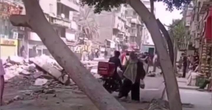 عن قطع إحدى الاشجار بشارع مصطفى حافظ في حى عين شمس  .. محافظة القاهرة سقطت بشكل طبيعي