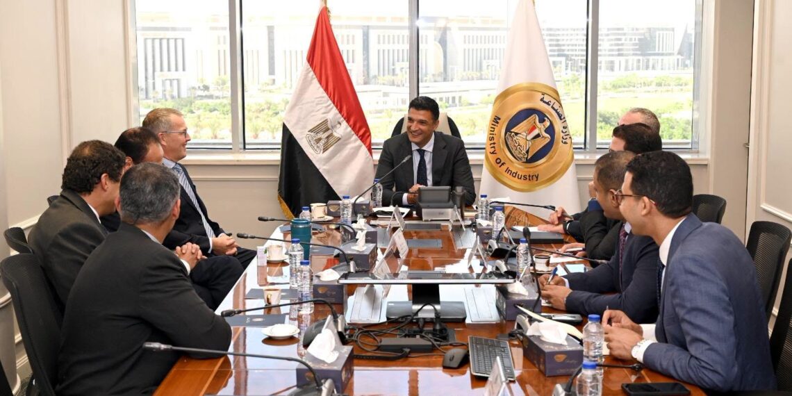 المهندس خالد هاشم وزير الصناعة وجانب من اللقاء