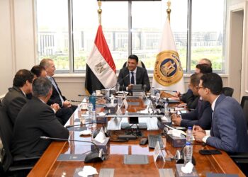 المهندس خالد هاشم وزير الصناعة وجانب من اللقاء