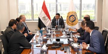 المهندس خالد هاشم وزير الصناعة وجانب من اللقاء