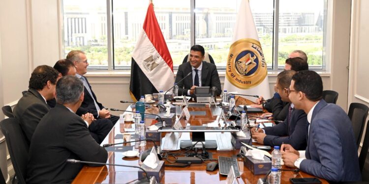 المهندس خالد هاشم وزير الصناعة وجانب من اللقاء