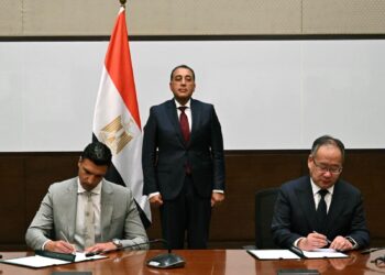 رئيس الوزراء وجانب من توقيع المذكرة