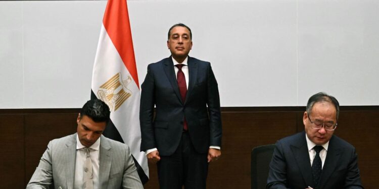 رئيس الوزراء وجانب من توقيع المذكرة