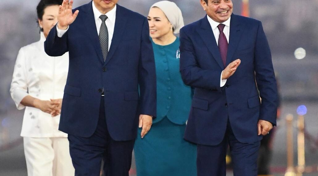 السيسي يستقبل الرئيس الصيني شي جين بينج في مطار القاهرة