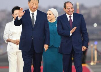 السيسي يستقبل الرئيس الصيني شي جين بينج في مطار القاهرة
