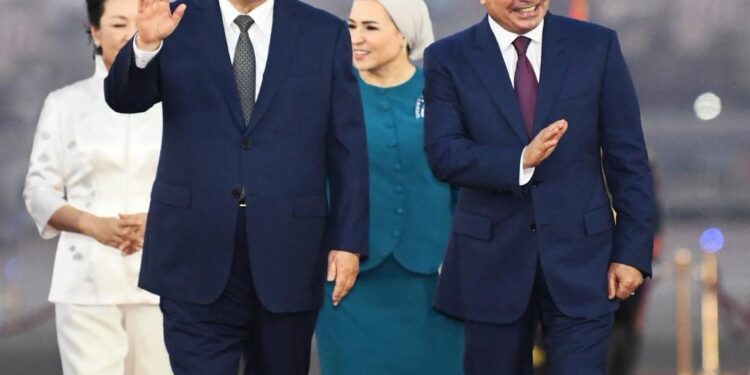 السيسي يستقبل الرئيس الصيني شي جين بينج في مطار القاهرة