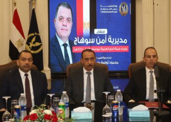 فرحة بين المواطنين.. محافظ سوهاج ومدير الأمن يشهدان قرعة الحج واختيار 351 فائزًا